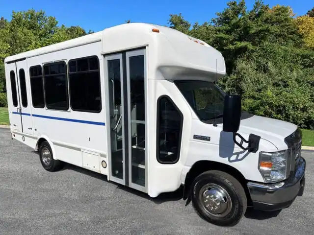 2015 Ford E-Series DRW E-450 Super Duty 158 in WB's photo