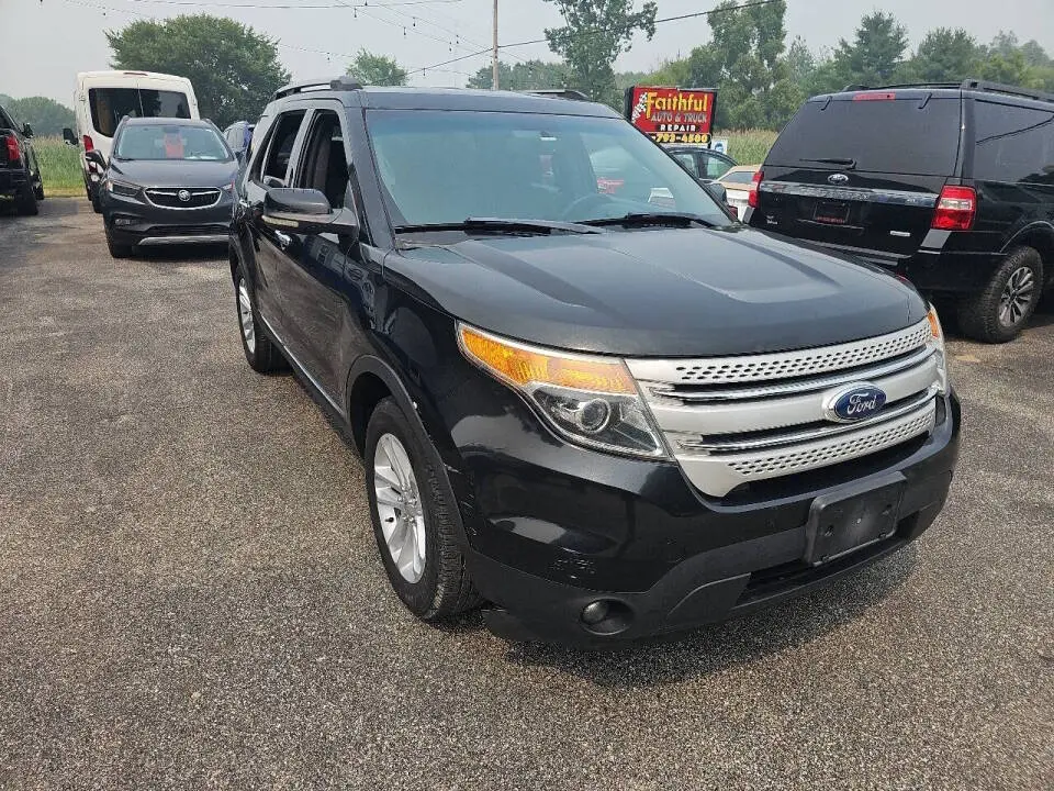 2012 Ford Explorer XLT 4x4 photo 3