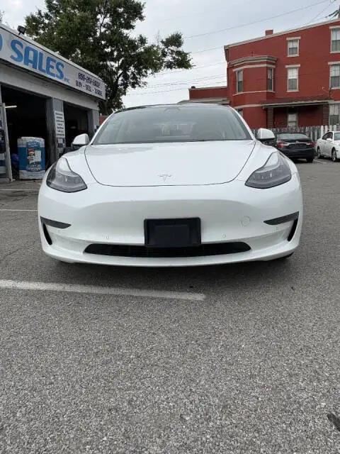2022 Tesla Model 3 Standard Range Plus photo 3