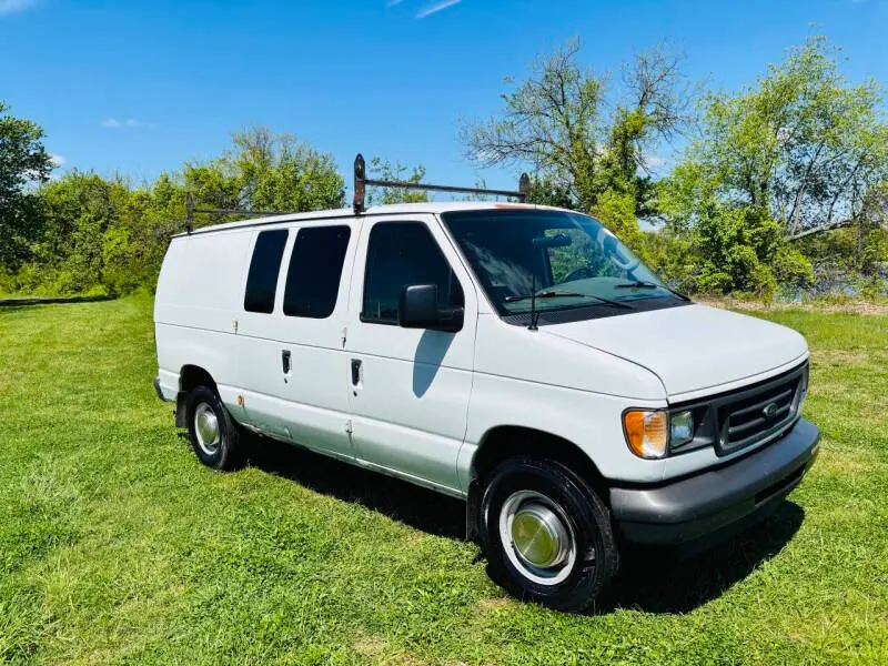 2003 Ford E-Series E-250 Van photo 3