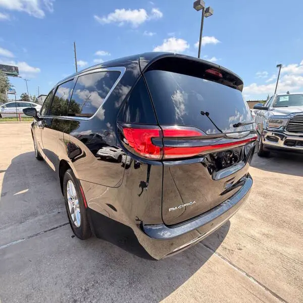 2025 Chrysler Pacifica Select photo 4