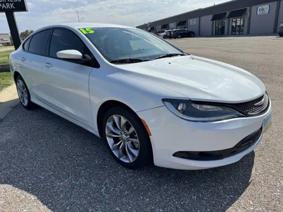 2015 Chrysler 200 S's photo