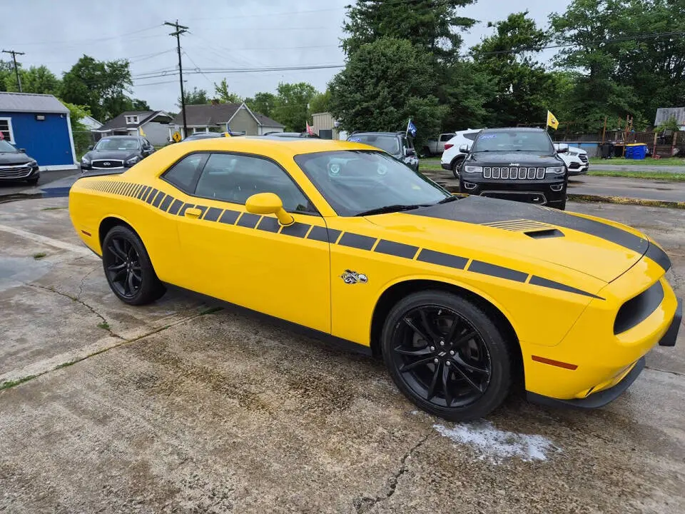 2017 Dodge Challenger SXT Plus photo 3
