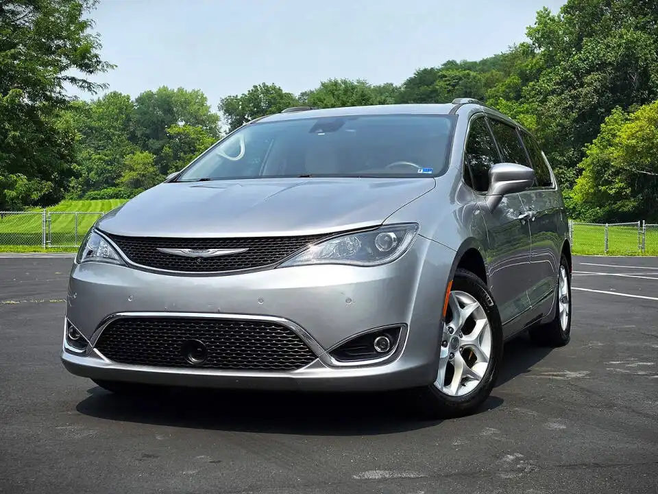 2017 Chrysler Pacifica Touring-L Plus's photo