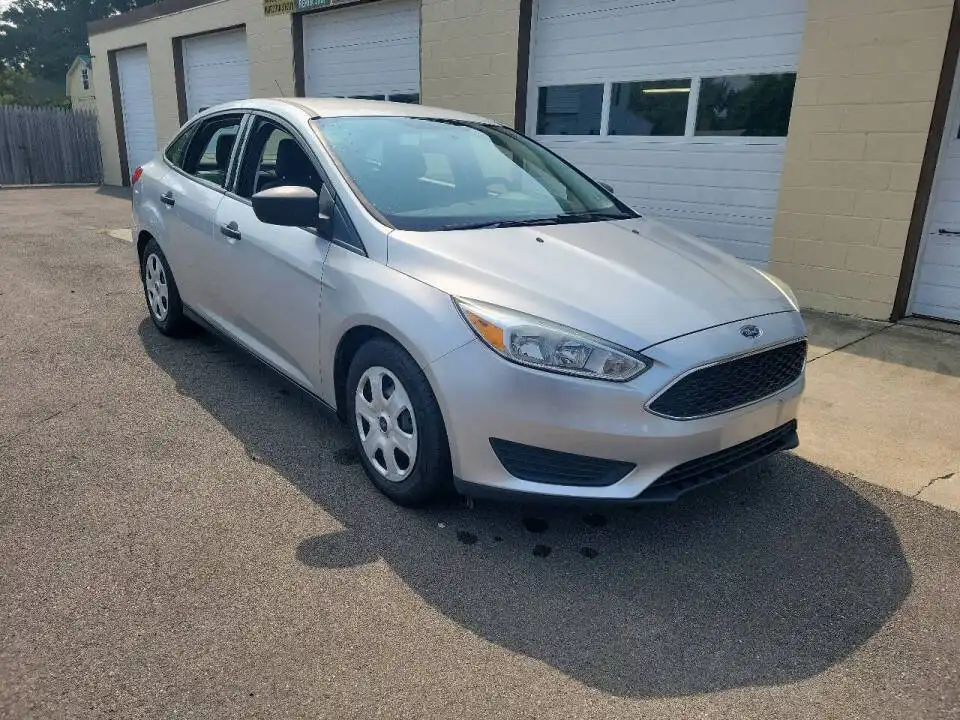 2016 Ford Focus Sedan S's photo