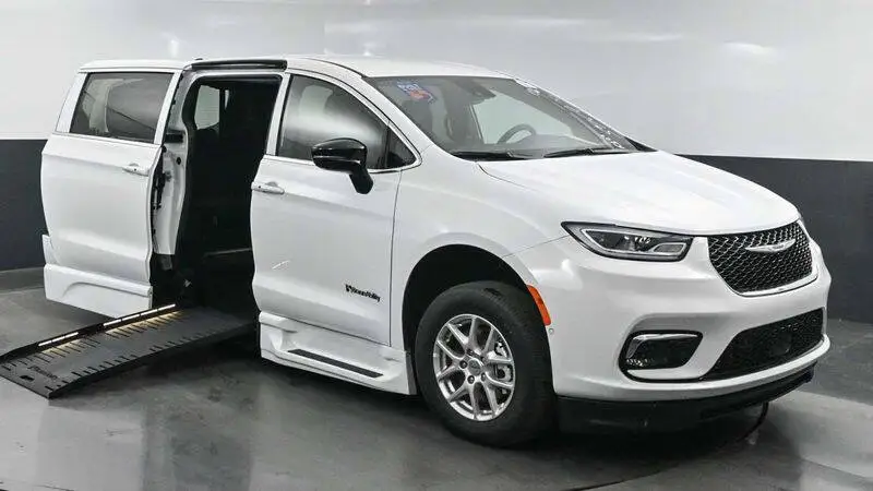 2025 Chrysler Pacifica Select photo 1