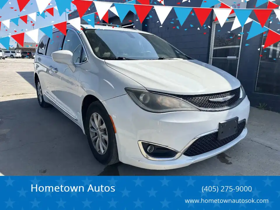 2017 Chrysler Pacifica Touring-L's photo
