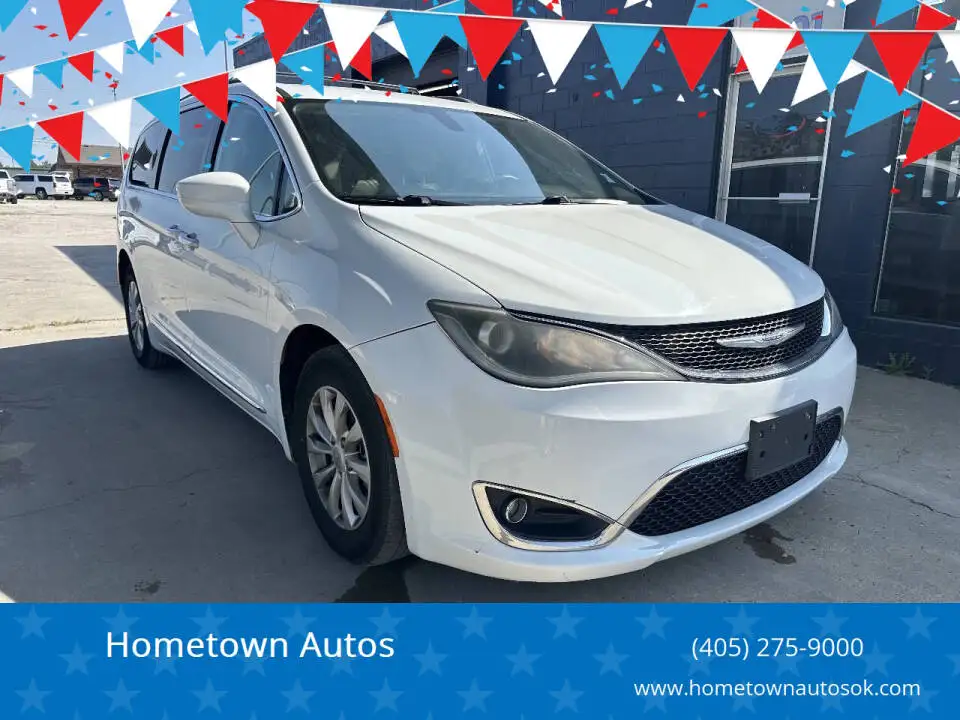 2017 Chrysler Pacifica Touring-L's photo