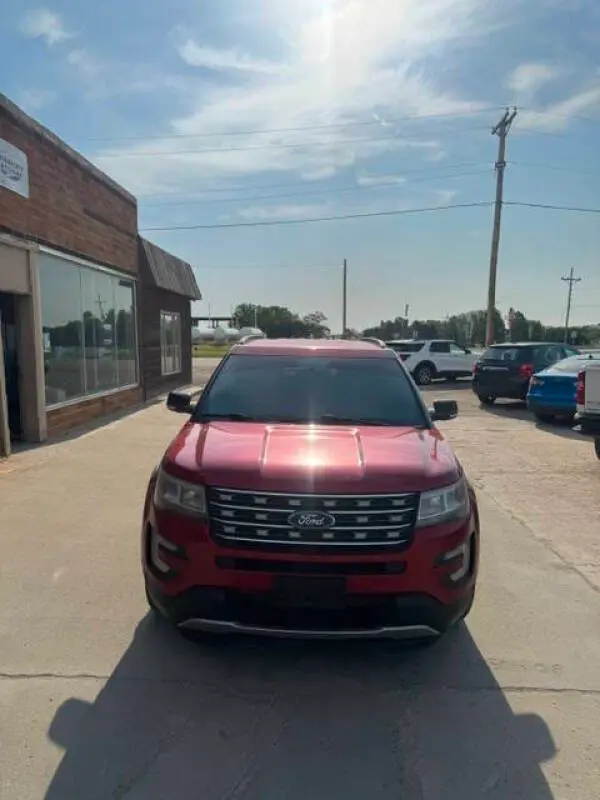 2017 Ford Explorer XLT FWD photo 5