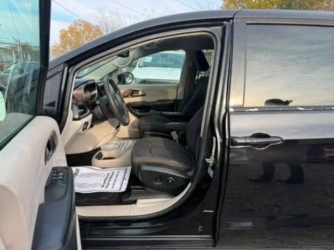 2018 Chrysler Pacifica L photo 5