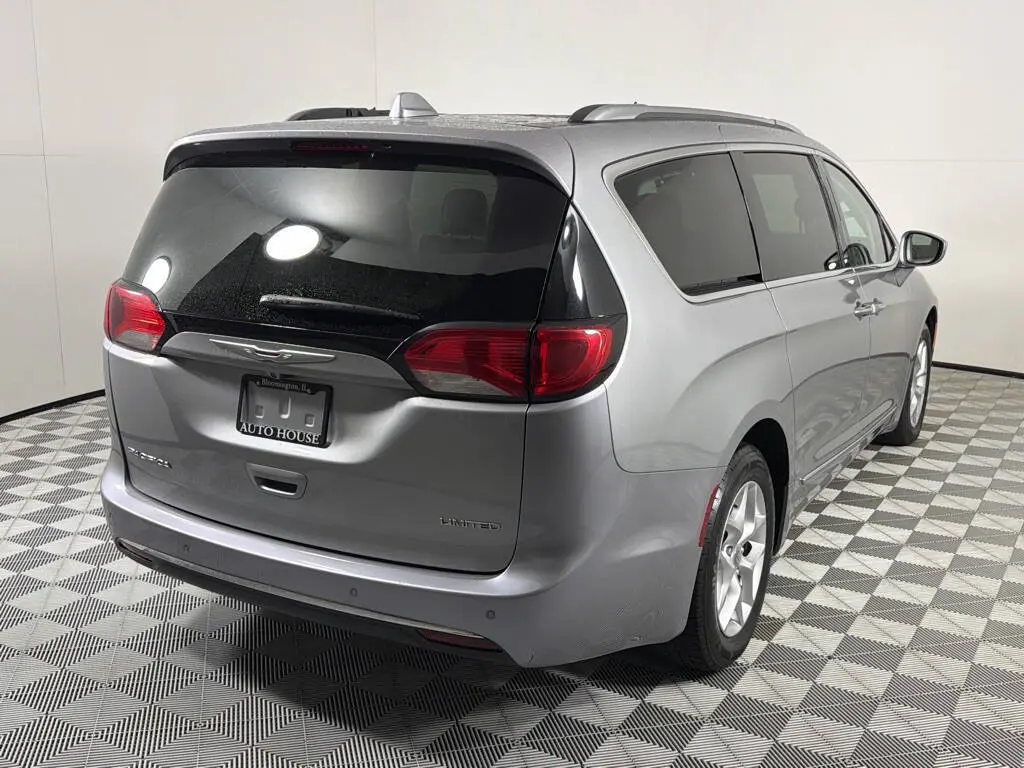 2017 Chrysler Pacifica Limited photo 5