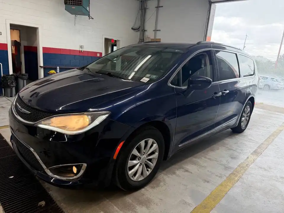 2019 Chrysler Pacifica Touring L's photo