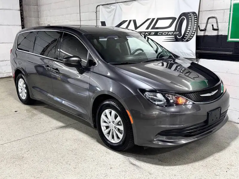 2017 Chrysler Pacifica Touring photo 5