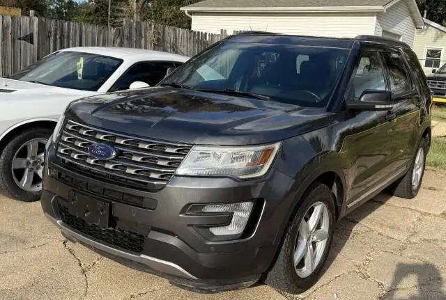2017 Ford Explorer XLT 4WD photo 1