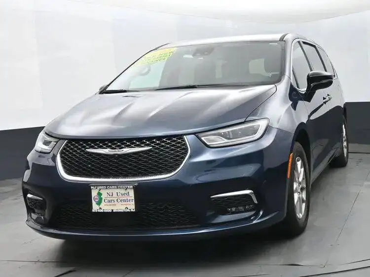 2025 Chrysler Pacifica Select's photo