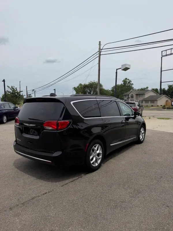 2017 Chrysler Pacifica Touring-L photo 5