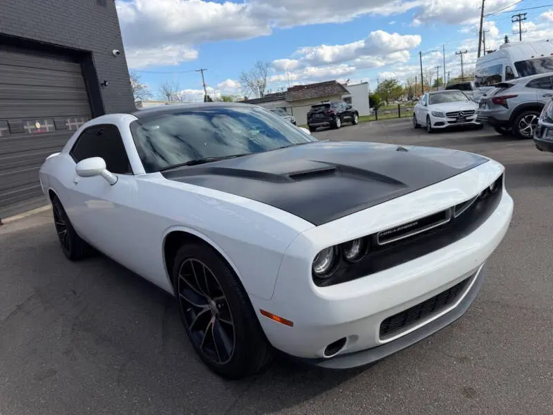 2017 Dodge Challenger SXT photo 3