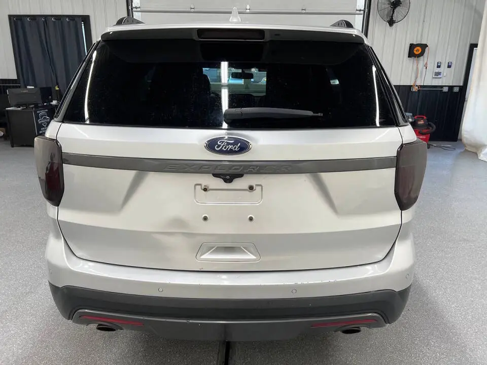 2017 Ford Explorer XLT 4WD photo 5