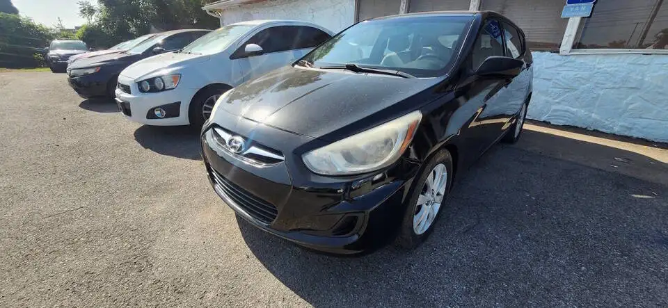 2012 Hyundai Accent SE 6AT 5-Door's photo