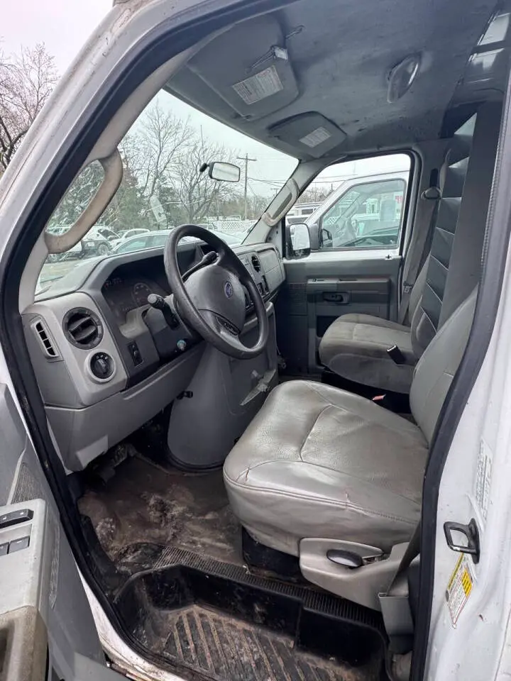 2012 Ford E-Series E-250 Van photo 4
