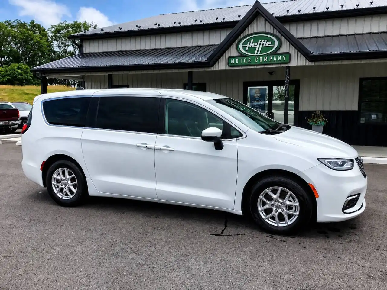 2023 Chrysler Pacifica Touring L's photo