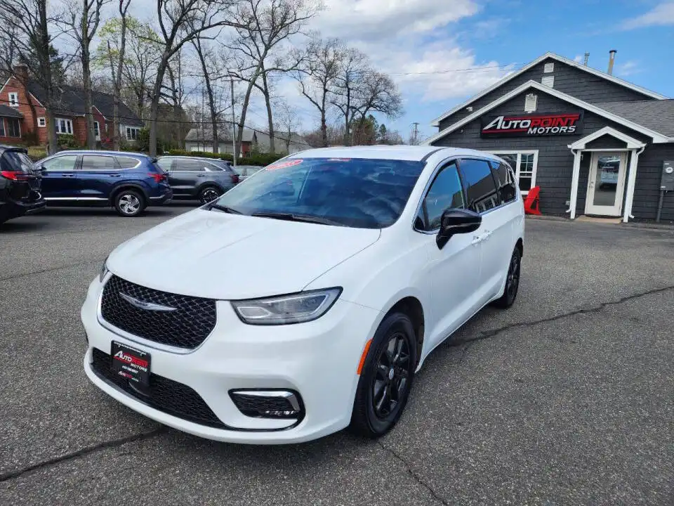 2025 Chrysler Pacifica Select's photo