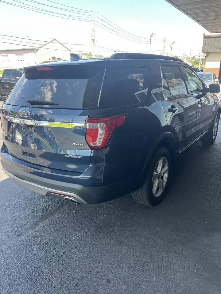 2017 Ford Explorer XLT 4WD photo 4
