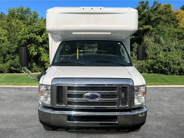 2017 Ford E-Series SRW E-350 Super Duty 138 in WB photo 3