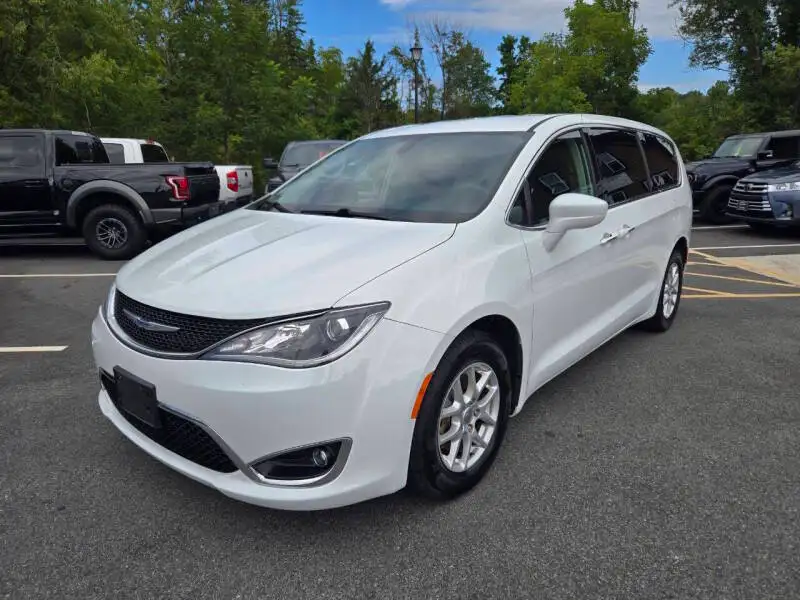 2020 Chrysler Pacifica Touring's photo
