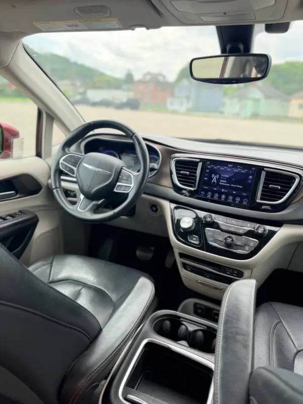 2018 Chrysler Pacifica Touring L Plus photo 3