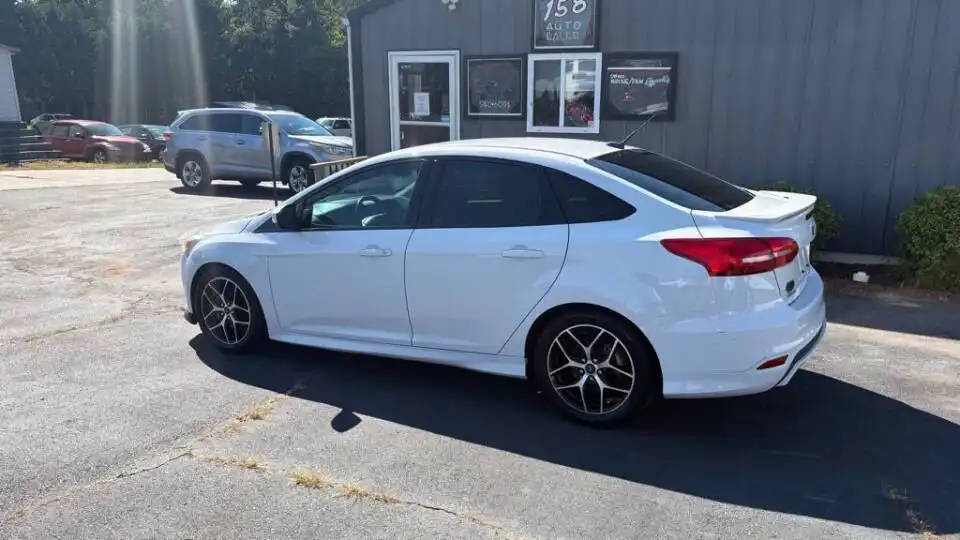 2015 Ford Focus Sedan SE's photo