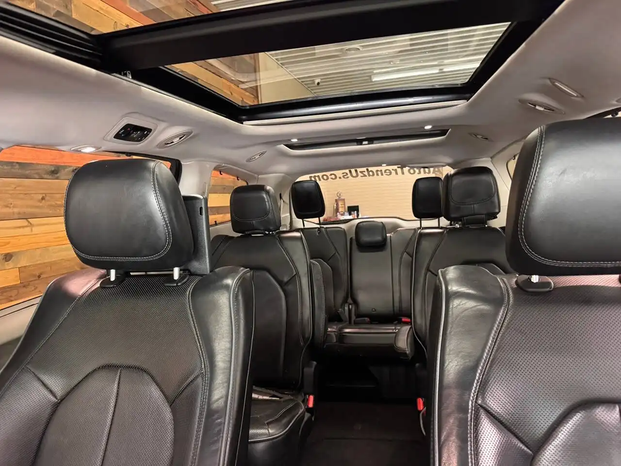 2017 Chrysler Pacifica Limited's photo