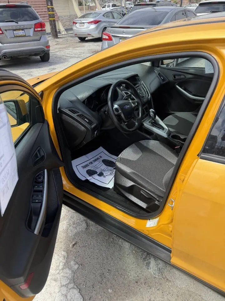2012 Ford Focus Sedan SE photo 4