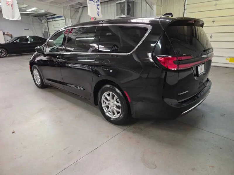 2026 Chrysler Pacifica Select photo 4
