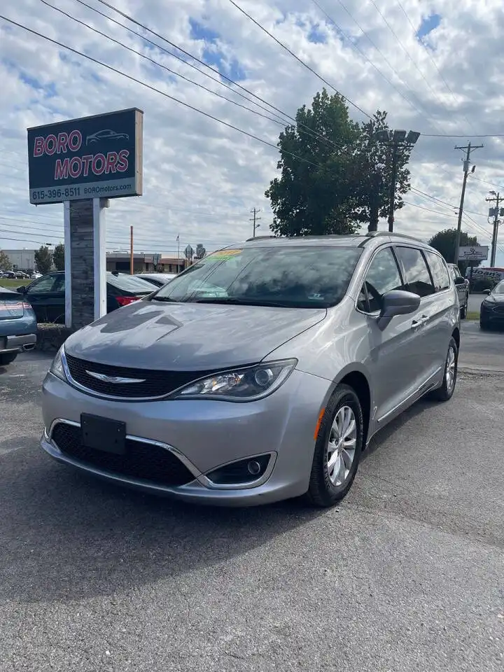 2017 Chrysler Pacifica Touring-L's photo