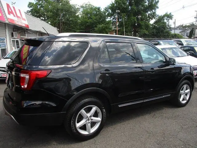 2017 Ford Explorer XLT 4WD photo 4