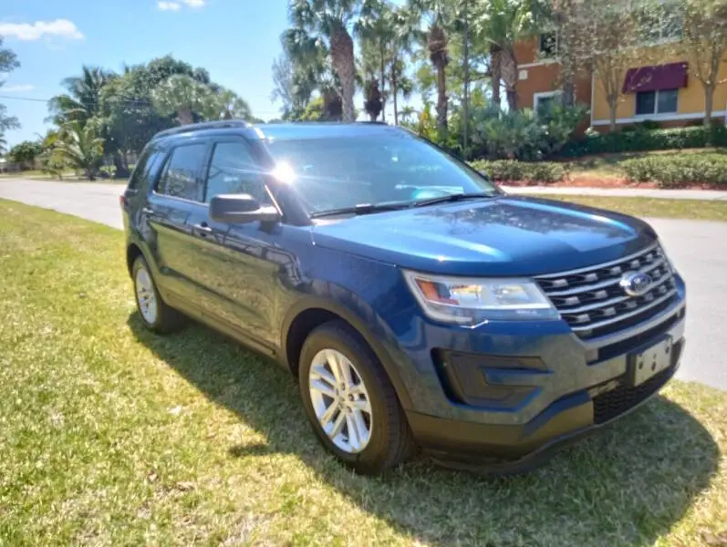 2017 Ford Explorer Base FWD photo 3