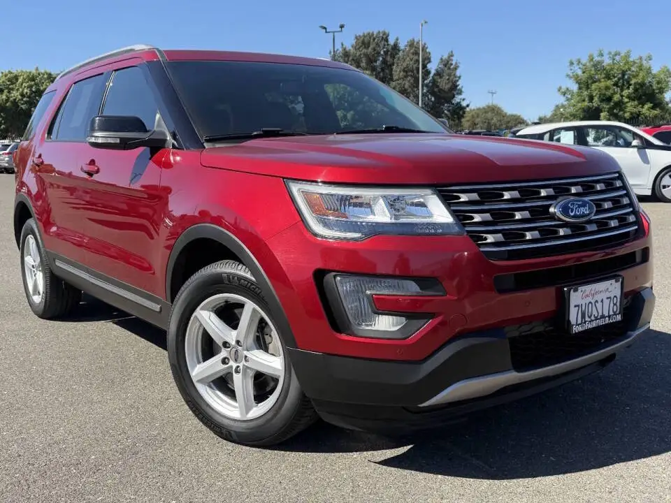 2017 Ford Explorer XLT 4WD photo 1