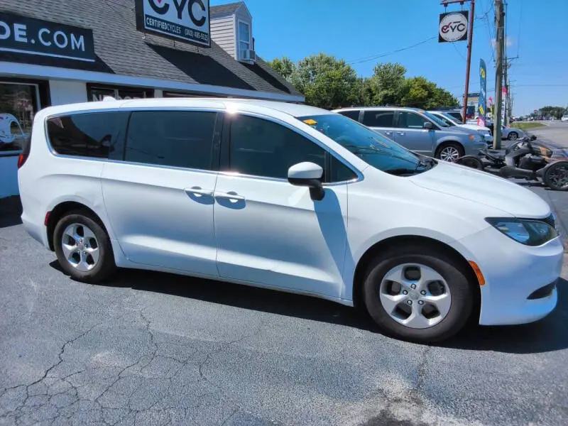 2017 Chrysler Pacifica LX photo 3