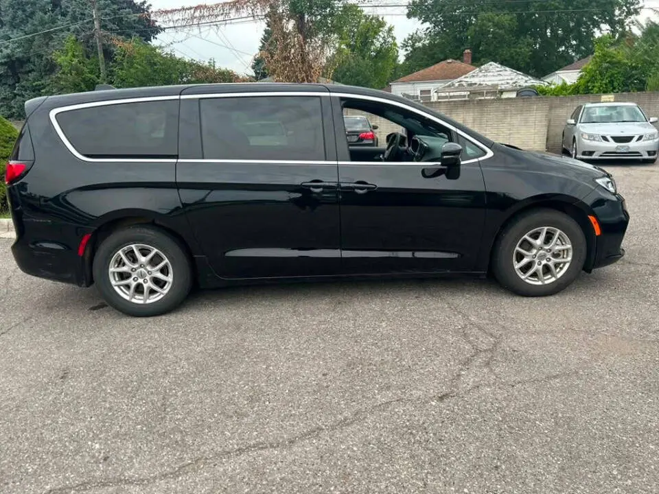 2025 Chrysler Pacifica Select photo 4