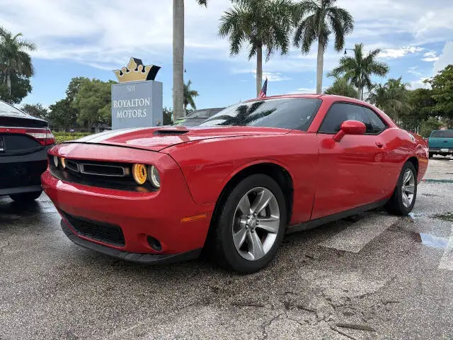 2017 Dodge Challenger SXT photo 1