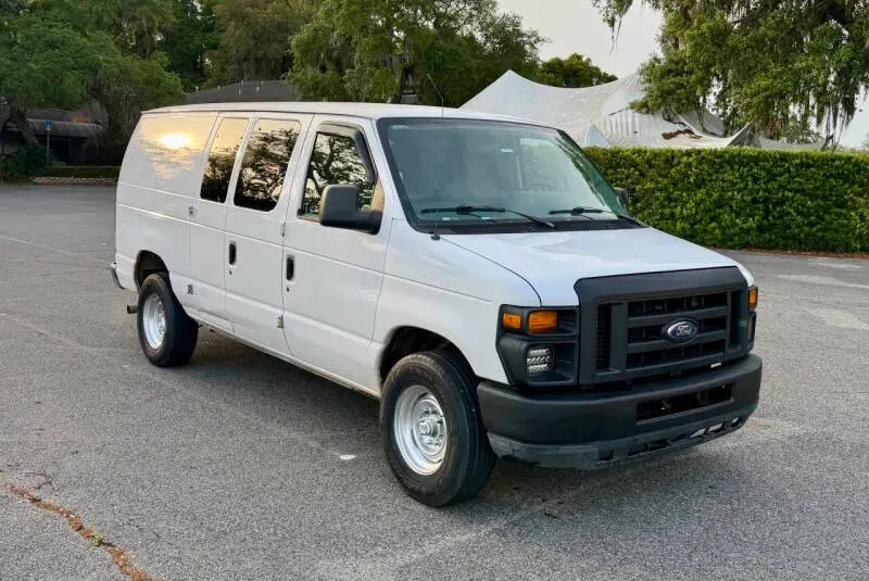 2010 Ford E-Series E-250 Van photo 3