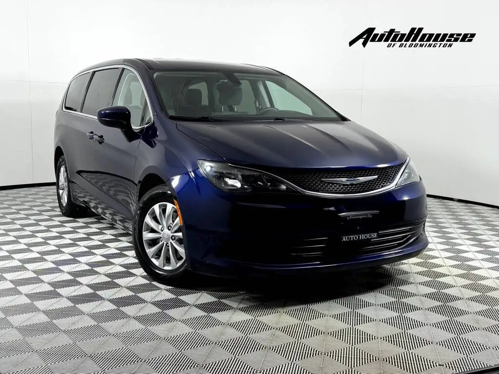 2017 Chrysler Pacifica Touring photo 1