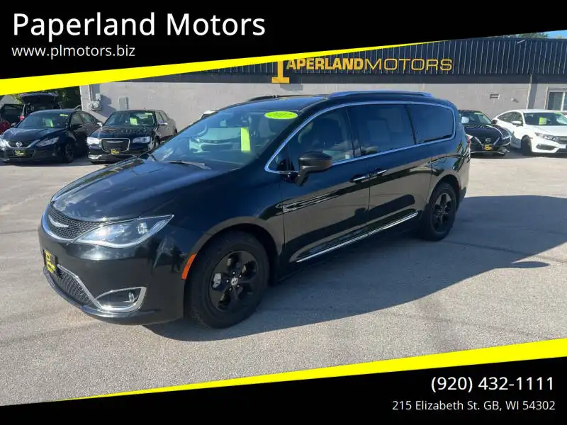 2017 Chrysler Pacifica Touring-L Plus's photo