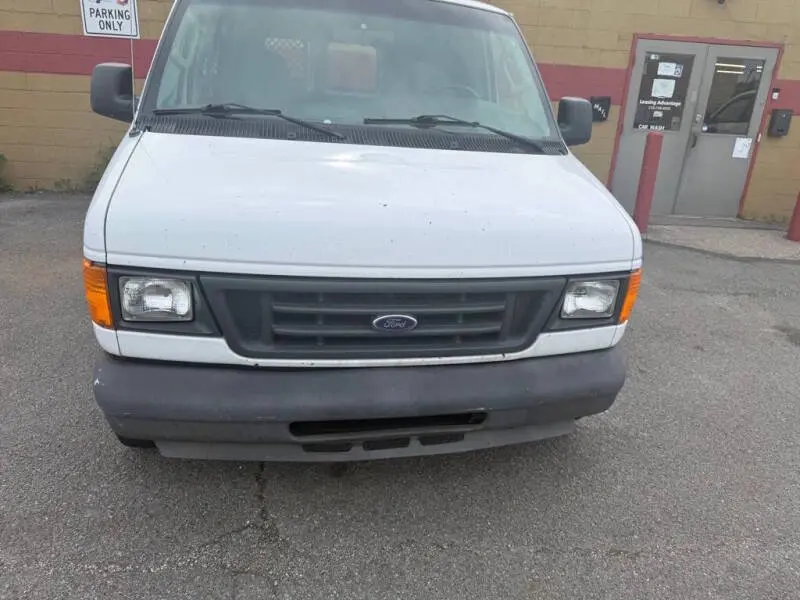 2004 Ford E-Series E-150 Van photo 5