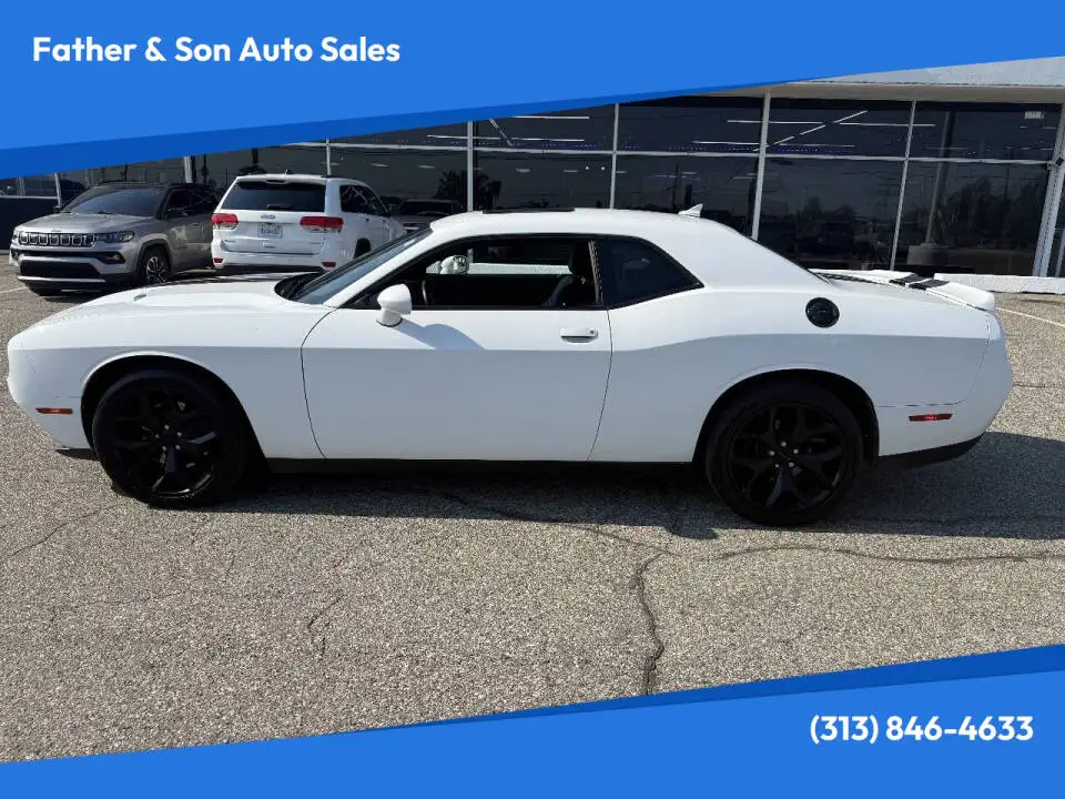 2016 Dodge Challenger SXT Plus photo 1