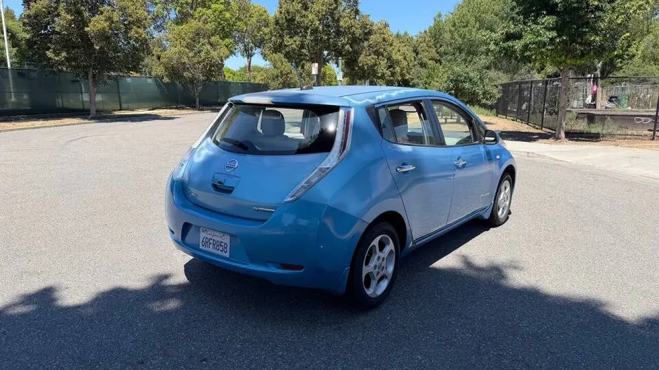 2011 Nissan Leaf SL photo 4