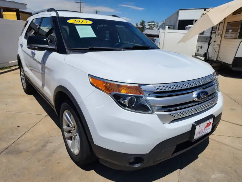 2013 Ford Explorer XLT 4x4 photo 1