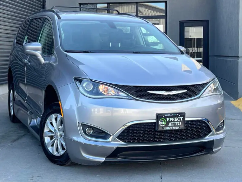 2017 Chrysler Pacifica Touring-L photo 4