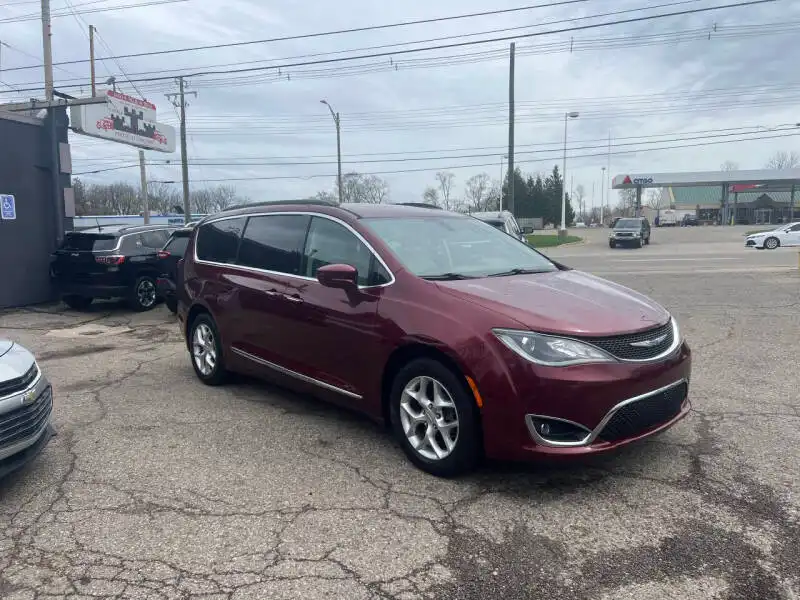 2017 Chrysler Pacifica Touring-L's photo